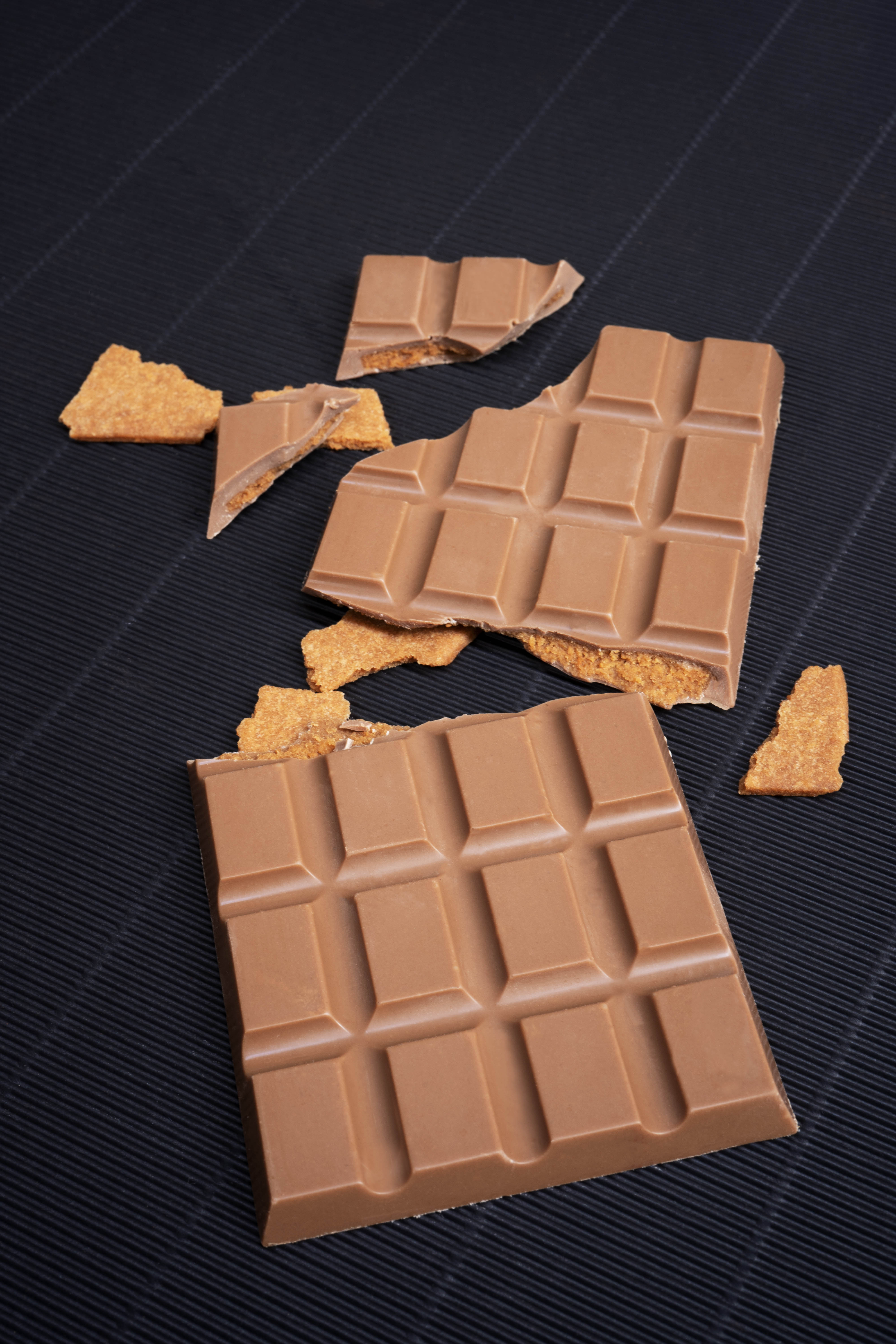 Milk chocolate and biscuit chocolate bar